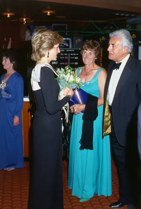 Framed Print : Princesss Diana Princess of Wales talking to Fred Pickering Framed Print : Princesss Diana Princess of Wales talking to Fred Pickering