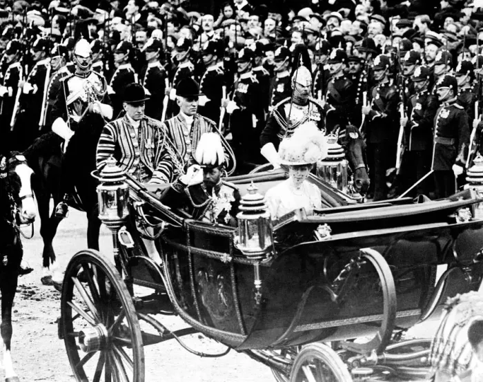 Framed Print : Procession through London for the Coronation of George V and Queen Mary Framed Print : Procession through London for the Coronation of George V and Queen Mary
