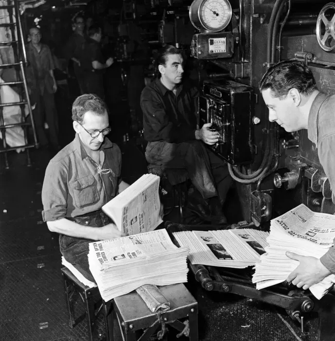 Framed Print : Production of the Daily Mirror newspaper, Geraldine House, Fetter Lane, London Framed Print : Production of the Daily Mirror newspaper, Geraldine House, Fetter Lane, London