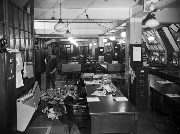 Framed Print : Production of the Daily Mirror newspaper, Geraldine House, Fetter Lane, London Framed Print : Production of the Daily Mirror newspaper, Geraldine House, Fetter Lane, London