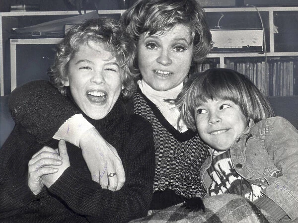 PRUNELLA SCALES WITH HER SONS SAM AND JOE - 1977 01  /  01  /  1977