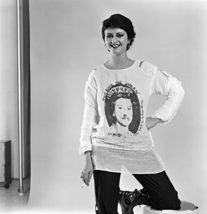 Framed Print : Punk fashion follower wearing a Sex Pistols t-shirt. 18th November 1977 Framed Print : Punk fashion follower wearing a Sex Pistols t-shirt. 18th November 1977