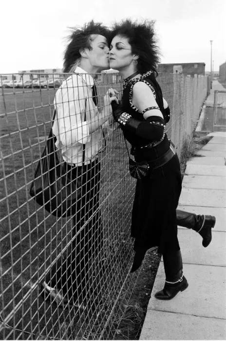 Framed Print : Punk love, Brian McEnaney 15 and Lesley Smith 24 kiss over theschool yard fence Framed Print : Punk love, Brian McEnaney 15 and Lesley Smith 24 kiss over theschool yard fence