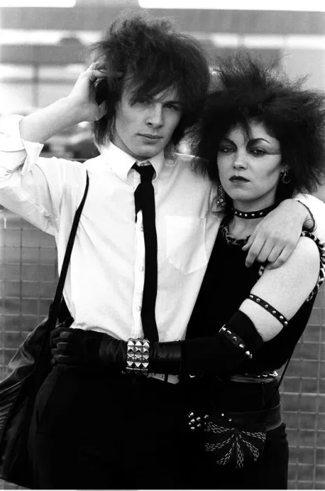 Framed Print : Punk love, Brian McEnaney 15 and Lesley Smith 24 kiss over theschool yard fence