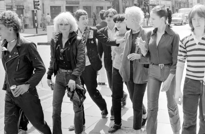 Framed Print : Punk Rockers the Kings Road who clashed with a group of Teddy Boys. London, July 1977 Framed Print : Punk Rockers the Kings Road who clashed with a group of Teddy Boys. London, July 1977