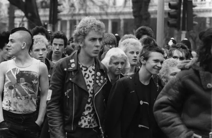 Framed Print : Punks gather in London for a march, 1980 Framed Print : Punks gather in London for a march, 1980