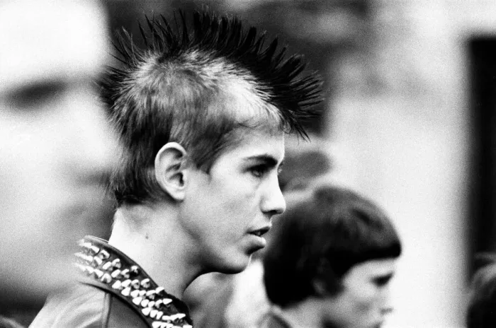 Framed Print : Punks at Sloane Square for a march to Hyde Park to commemorate the death of Sid Vicious