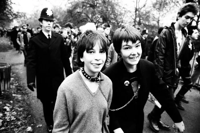 Framed Print : Punks at Sloane Square for a march to Hyde Park to commemorate the death of Sid Vicious Framed Print : Punks at Sloane Square for a march to Hyde Park to commemorate the death of Sid Vicious