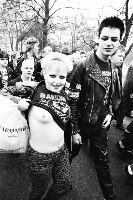 Framed Print : Punks at Sloane Square for a march to Hyde Park to commemorate the death of Sid Vicious Framed Print : Punks at Sloane Square for a march to Hyde Park to commemorate the death of Sid Vicious
