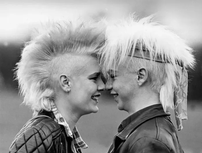 Framed Print : Punks Wendy Darlow and boyfriend Martyn Hawden 1985 bleached Mohican haircuts Framed Print : Punks Wendy Darlow and boyfriend Martyn Hawden 1985 bleached Mohican haircuts
