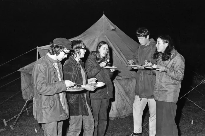 Framed Print : Pupils from the Blue Coat Church of England School, Coventry, on an outdoor expedition Framed Print : Pupils from the Blue Coat Church of England School, Coventry, on an outdoor expedition