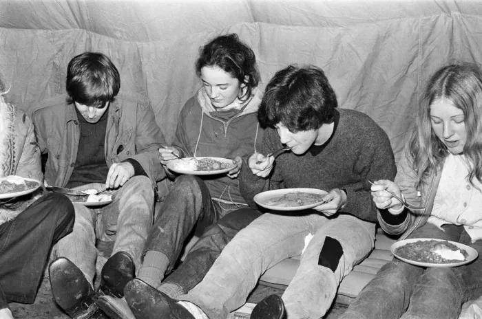 Framed Print : Pupils from the Blue Coat Church of England School, Coventry, on an outdoor expedition Framed Print : Pupils from the Blue Coat Church of England School, Coventry, on an outdoor expedition
