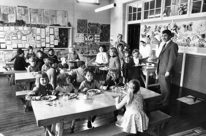 Framed Print : Pupils enjoying their school dinners in a packed dining hall Framed Print : Pupils enjoying their school dinners in a packed dining hall