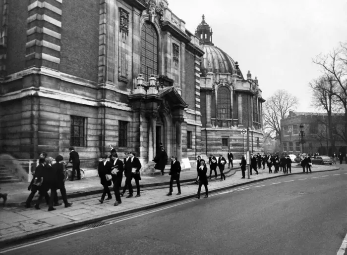Framed Print : Pupils of Eton school changing class during the morning break around 11: 00 Framed Print : Pupils of Eton school changing class during the morning break around 11: 00