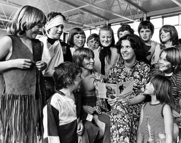 Framed Print : Pupils of Low Grange School, Billingham dress up to present a cheque of 260 to Mrs