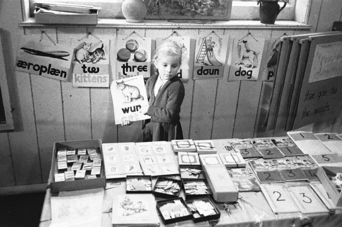 Framed Print : Pupils at Roxeth Primary School, Harrow, being taught English pronunciation using Framed Print : Pupils at Roxeth Primary School, Harrow, being taught English pronunciation using