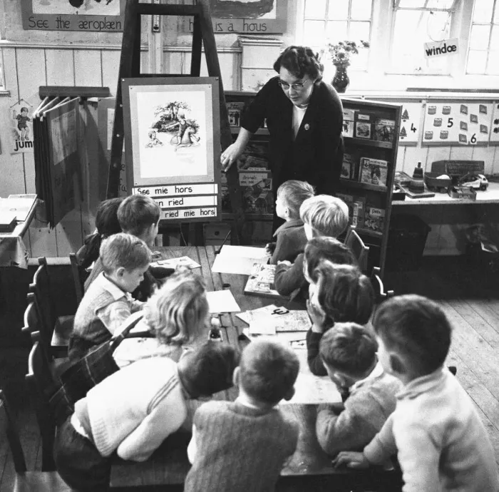 Framed Print : Pupils at Roxeth Primary School, Harrow, being taught English pronunciation using Framed Print : Pupils at Roxeth Primary School, Harrow, being taught English pronunciation using
