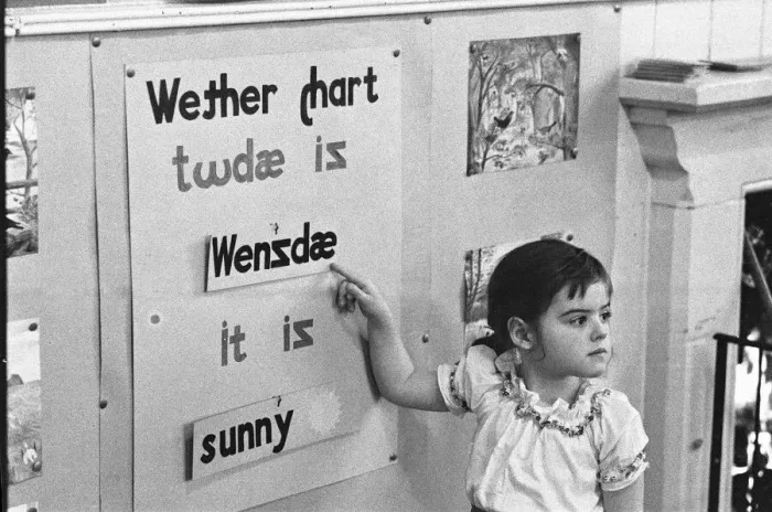Framed Print : Pupils at Roxeth Primary School, Harrow, being taught English pronunciation using Framed Print : Pupils at Roxeth Primary School, Harrow, being taught English pronunciation using