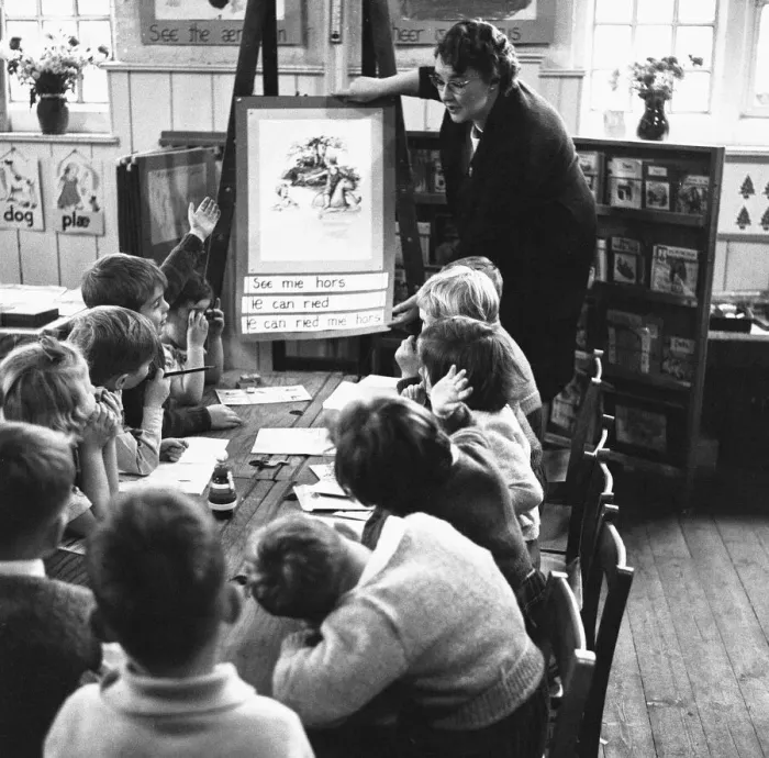 Framed Print : Pupils at Roxeth Primary School, Harrow, being taught English pronunciation using Framed Print : Pupils at Roxeth Primary School, Harrow, being taught English pronunciation using