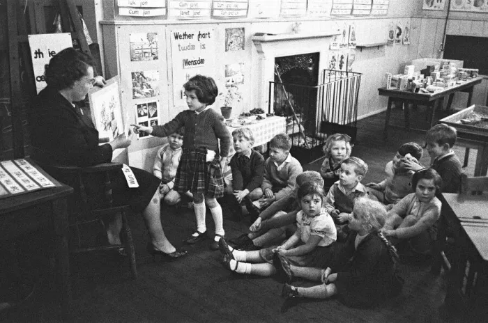 Framed Print : Pupils at Roxeth Primary School, Harrow, being taught English pronunciation using Framed Print : Pupils at Roxeth Primary School, Harrow, being taught English pronunciation using
