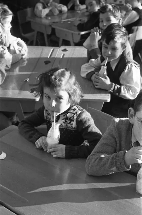 Framed Print : Pupils at South Mead School, Southfield, Wimbledon having their morning milk before play Framed Print : Pupils at South Mead School, Southfield, Wimbledon having their morning milk before play