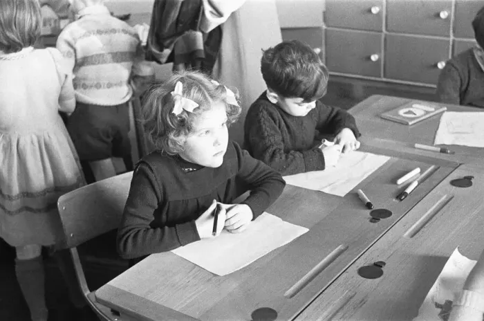 Framed Print : Pupils at South Mead School, Southfield, Wimbledon during an art lesson Framed Print : Pupils at South Mead School, Southfield, Wimbledon during an art lesson