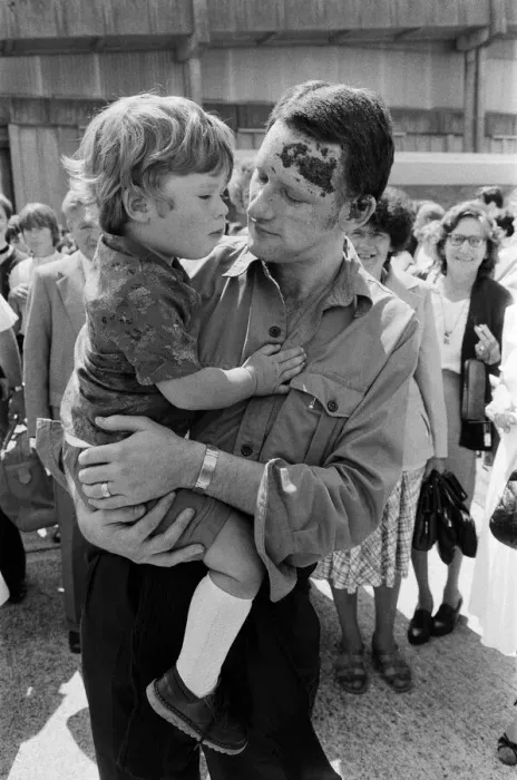 Framed Print : QE2 returns home to Southampton. Union Jacks are festooned on cars, draped on shoulders