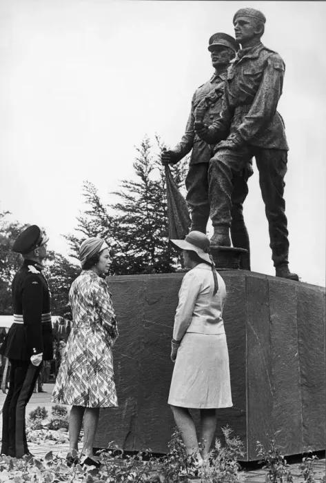 Framed Print : The Queen admires the new statue during her visit to Catterick Garrison. 10th July 1975 Framed Print : The Queen admires the new statue during her visit to Catterick Garrison. 10th July 1975