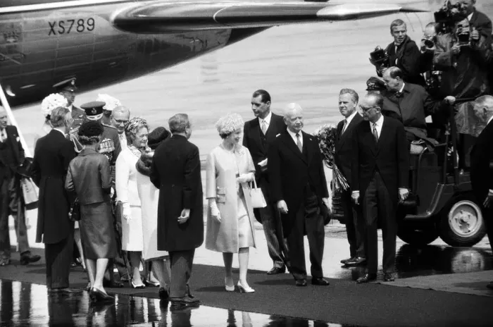 Framed Print : The Queen arriving at Cologne Airport, West Germany, pictured with the President of Framed Print : The Queen arriving at Cologne Airport, West Germany, pictured with the President of