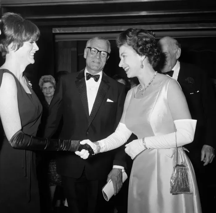 Framed Print : The Queen attends the premier of Othello at the Odeon Leicester Square Framed Print : The Queen attends the premier of Othello at the Odeon Leicester Square