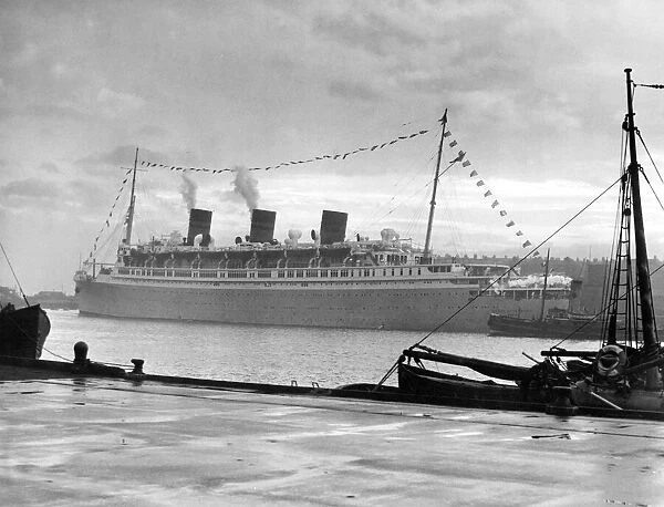 The Queen of Bermuda ship enters the River Tyne