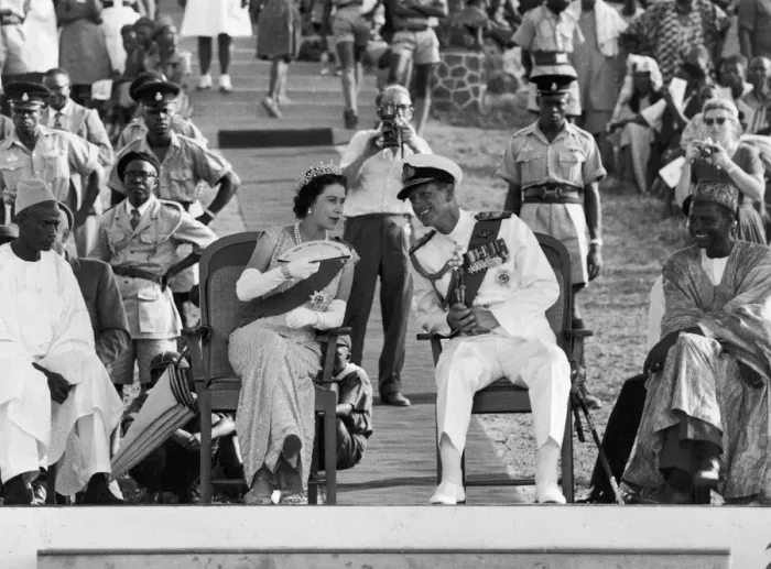 Framed Print : The Queen and The Duke of Edinburgh share an informal moment at an open-air dancing Framed Print : The Queen and The Duke of Edinburgh share an informal moment at an open-air dancing