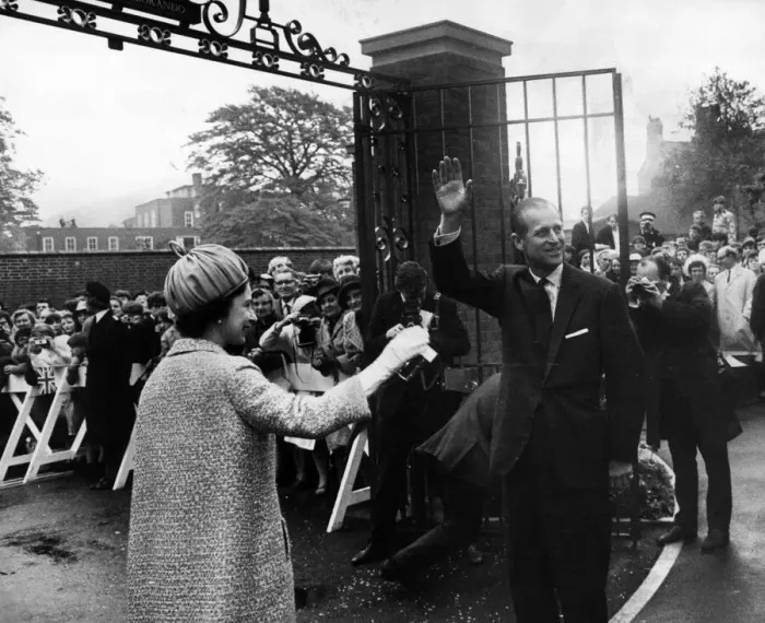 Framed Print : The Queen and the Duke of Edinburgh waving gogdbye to the boys Framed Print : The Queen and the Duke of Edinburgh waving gogdbye to the boys