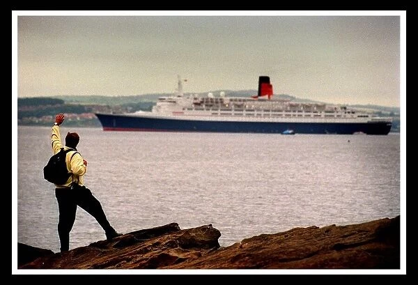 Queen Elizabeth 11 QE2 July 1999 arriving at South Queensferry