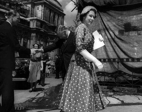 Queen Elizabeth - 1953 leaves Westminister Abbey after the rehearsal for