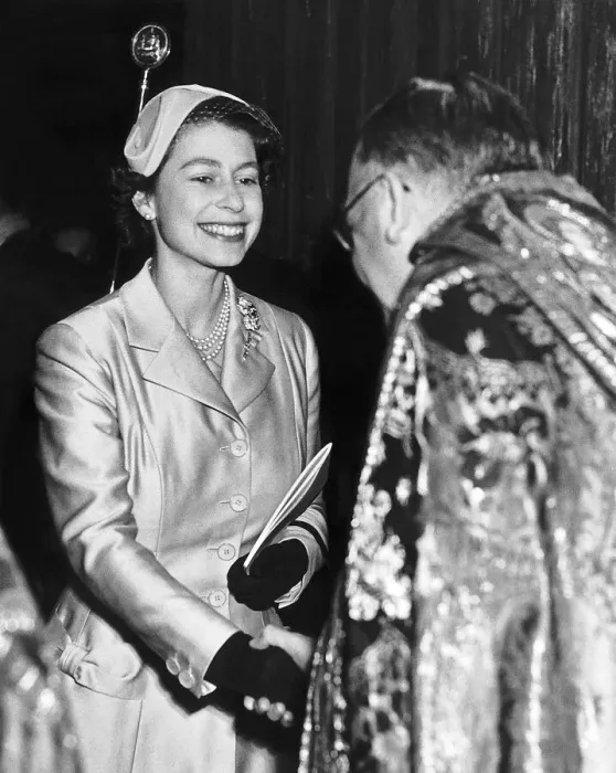 Framed Print : Queen Elizabeth with Canon Marcus Knight at St Pauls 1955. Local Caption 00101119