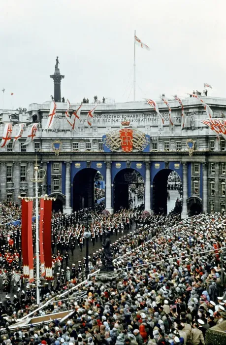 Framed Print : Queen Elizabeth Coronation II, the coach at Admiralty Arch, London, 2nd June 1953 Framed Print : Queen Elizabeth Coronation II, the coach at Admiralty Arch, London, 2nd June 1953