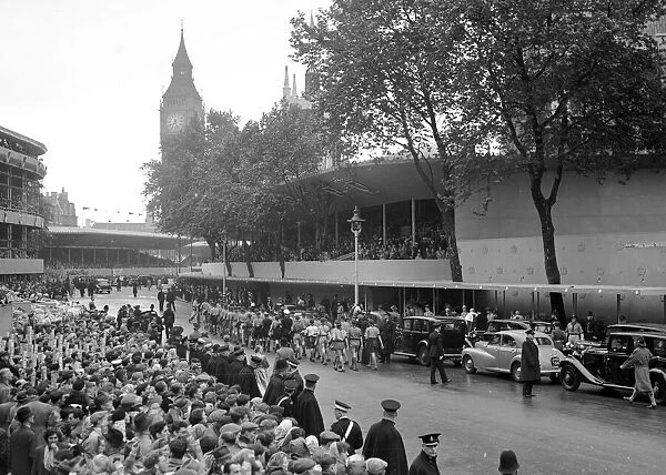 Queen Elizabeth Coronation II June 1953 Crowds awaiting the Queens Coronation