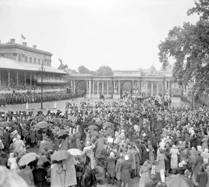 Framed Print : Queen Elizabeth Coronation II June 1953 The Royal Coach carrying Queen Elizabeth II
