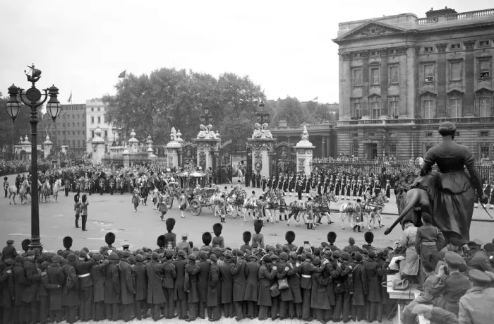 Framed Print : Queen Elizabeth Coronation II June 1953 The royal coach carrying Queen Elizabeth II Framed Print : Queen Elizabeth Coronation II June 1953 The royal coach carrying Queen Elizabeth II