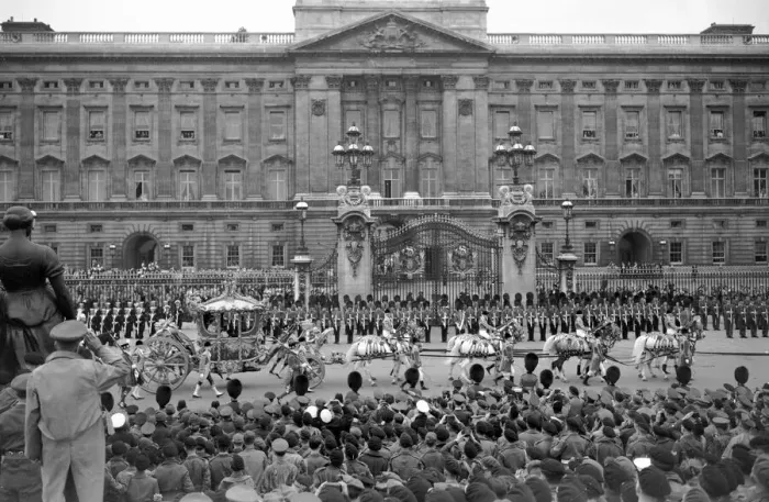 Framed Print : Queen Elizabeth Coronation II June 1953 The royal coach carrying Queen Elizabeth II Framed Print : Queen Elizabeth Coronation II June 1953 The royal coach carrying Queen Elizabeth II