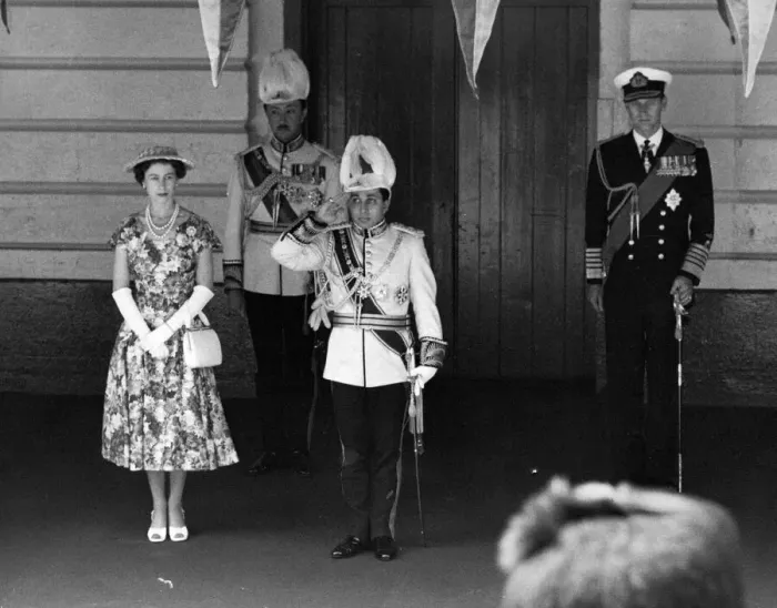 Framed Print : Queen Elizabeth with the Duke of Edinburgh pose at Buckingham Palace with Iraq Framed Print : Queen Elizabeth with the Duke of Edinburgh pose at Buckingham Palace with Iraq