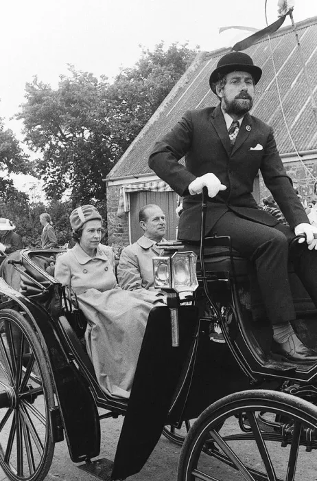 Framed Print : Queen Elizabeth and the Duke sitting in a horse-drawn carriage during a vist to