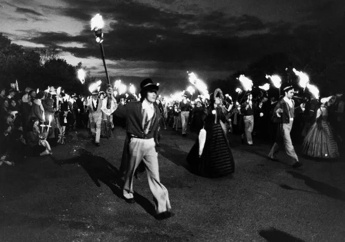 Framed Print : Queen Elizabeth II 1977 Silver Jubilee Celebrations Beacons Revelers head towards a