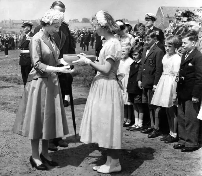 Framed Print : Queen Elizabeth II accepts a gilf of pottery made from Holy Island clay from Margaret
