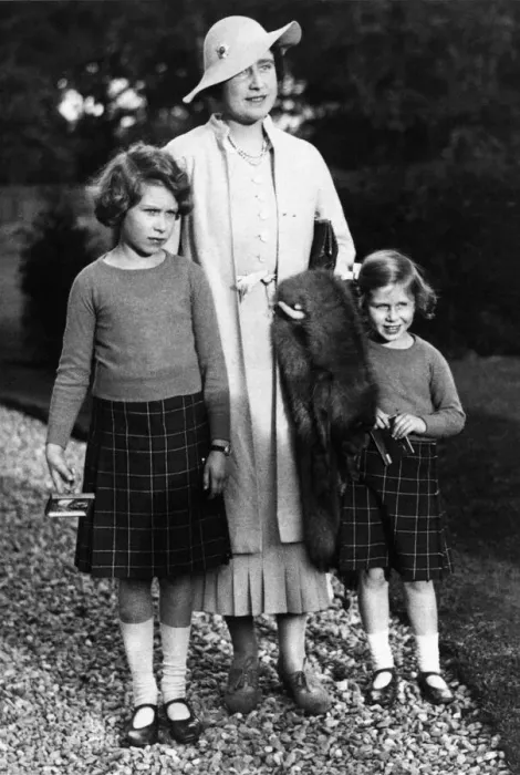 Framed Print : Queen Elizabeth II - aged 9 - Princess Elizabeth at the 6th birthday party of the Master