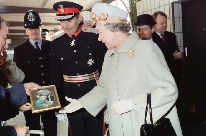 Framed Print : Queen Elizabeth II arrives at Leicester railway station. 9th December 1993