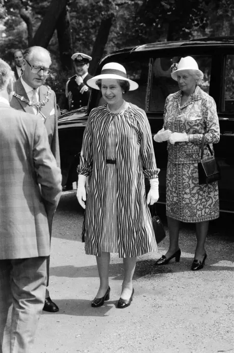 Framed Print : Queen Elizabeth II attends a garden party at Holland House Hostel to mark the Golden Framed Print : Queen Elizabeth II attends a garden party at Holland House Hostel to mark the Golden