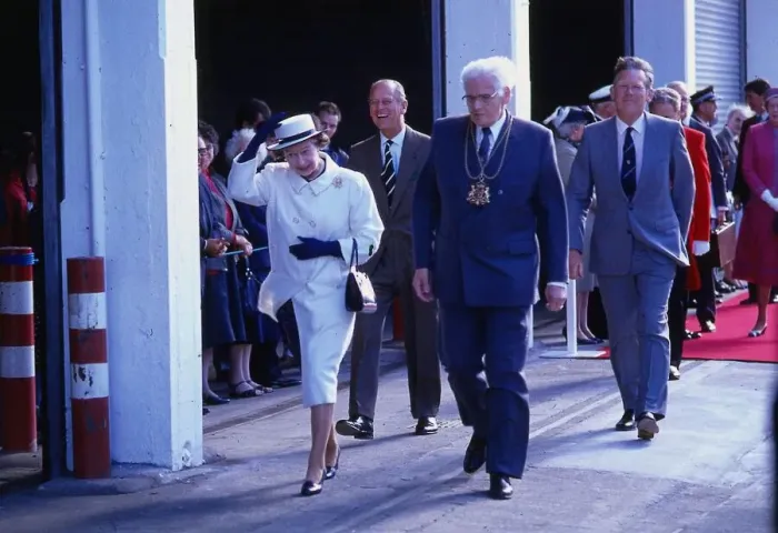 Framed Print : Queen Elizabeth II August 1988 holding on to her hat while Prince Philip Duke of Framed Print : Queen Elizabeth II August 1988 holding on to her hat while Prince Philip Duke of