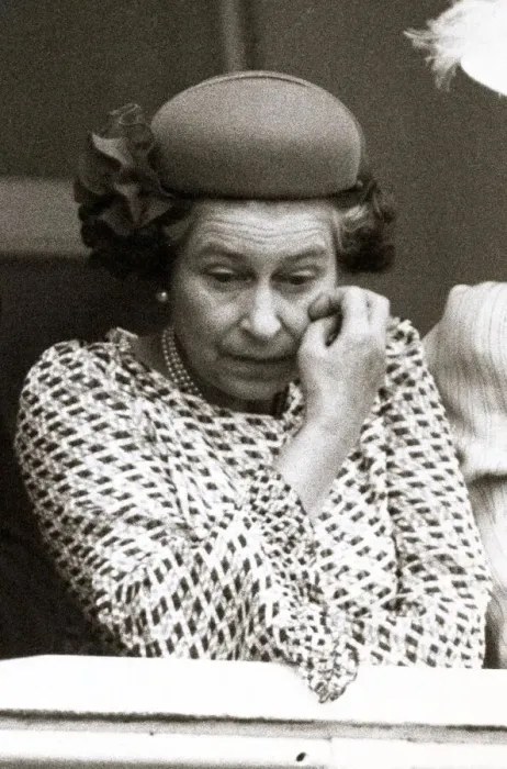 Framed Print : Queen Elizabeth II Derby day Epsom 1982 Scratching face looking down thinking Framed Print : Queen Elizabeth II Derby day Epsom 1982 Scratching face looking down thinking